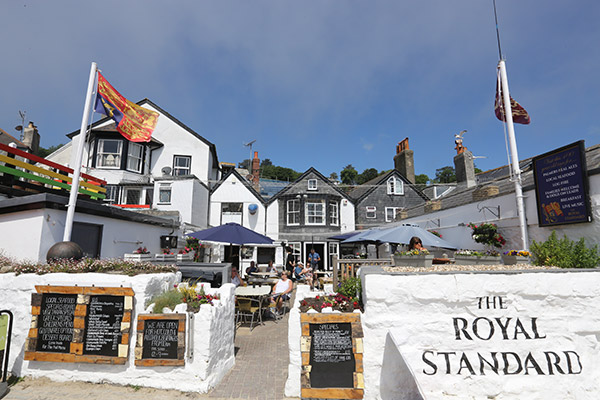 royal standard pub beer garden in lyme regis